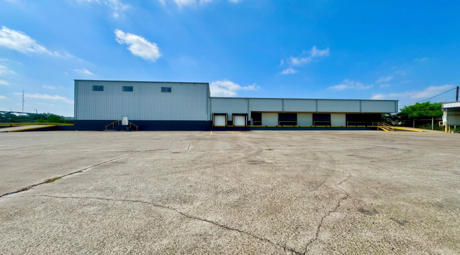 4425 Pan American Blvd, LAREDO, Texas 78045, 1 Bedroom Bedrooms, 11 Rooms Rooms,4 BathroomsBathrooms,Commercial/industrial,For Rent,4425 Pan American Blvd,20263047
