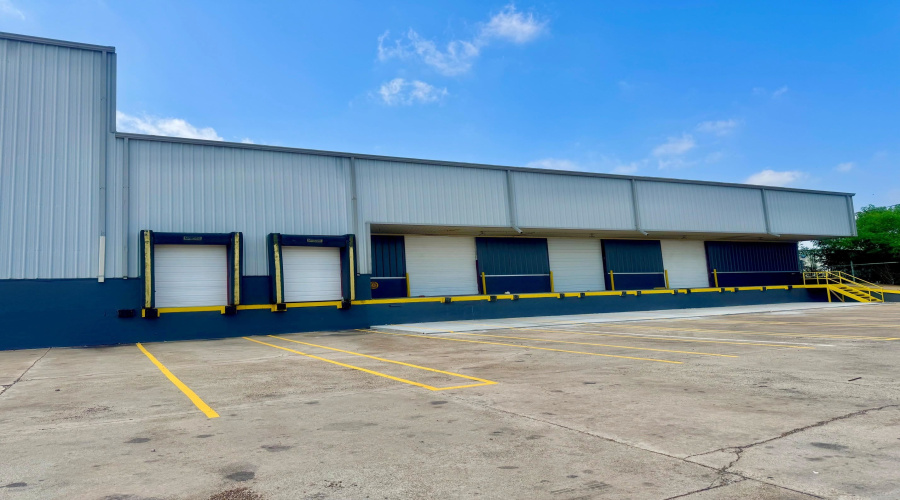 4425 Pan American Blvd, LAREDO, Texas 78045, 1 Bedroom Bedrooms, 11 Rooms Rooms,4 BathroomsBathrooms,Commercial/industrial,For Rent,4425 Pan American Blvd,20263047
