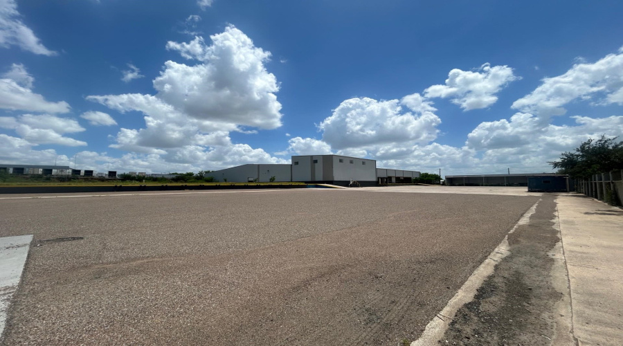 4425 Pan American Blvd, LAREDO, Texas 78045, 1 Bedroom Bedrooms, 11 Rooms Rooms,4 BathroomsBathrooms,Commercial/industrial,For Rent,4425 Pan American Blvd,20263047