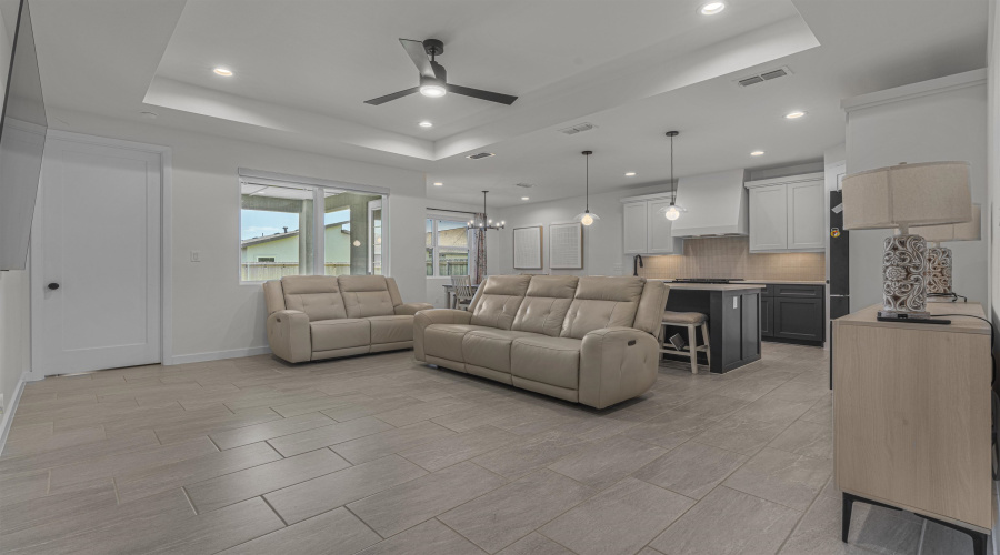 107 Canyon Lake Dr., Laredo, Texas 78045, 4 Bedrooms Bedrooms, 5 Rooms Rooms,2 BathroomsBathrooms,Residential,For Sale,107 Canyon Lake Dr.,20263056