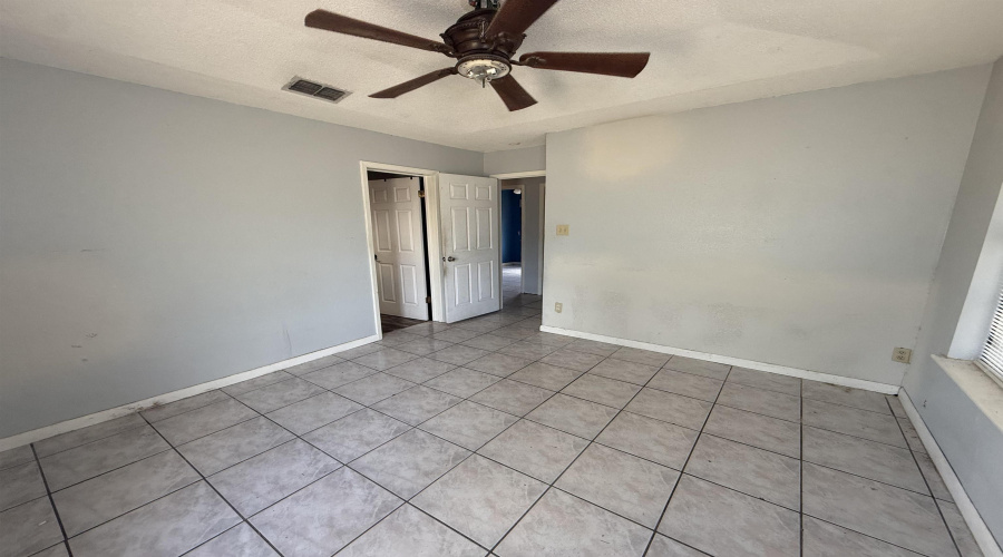 911 Pine Ave., Zapata, Texas 78076, 3 Bedrooms Bedrooms, 5 Rooms Rooms,2 BathroomsBathrooms,Residential,For Sale,911 Pine Ave.,20263060