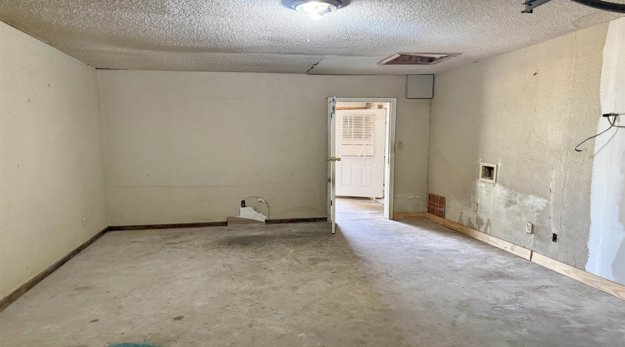 911 Pine Ave., Zapata, Texas 78076, 3 Bedrooms Bedrooms, 5 Rooms Rooms,2 BathroomsBathrooms,Residential,For Sale,911 Pine Ave.,20263060