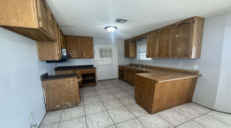 911 Pine Ave., Zapata, Texas 78076, 3 Bedrooms Bedrooms, 5 Rooms Rooms,2 BathroomsBathrooms,Residential,For Sale,911 Pine Ave.,20263060