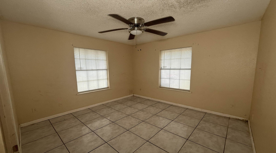 911 Pine Ave., Zapata, Texas 78076, 3 Bedrooms Bedrooms, 5 Rooms Rooms,2 BathroomsBathrooms,Residential,For Sale,911 Pine Ave.,20263060