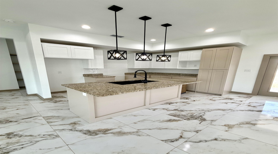 1613 Secretaria Ln., Laredo, Texas 78046, 3 Bedrooms Bedrooms, 5 Rooms Rooms,2 BathroomsBathrooms,Residential,For Sale,1613 Secretaria Ln.,20263062