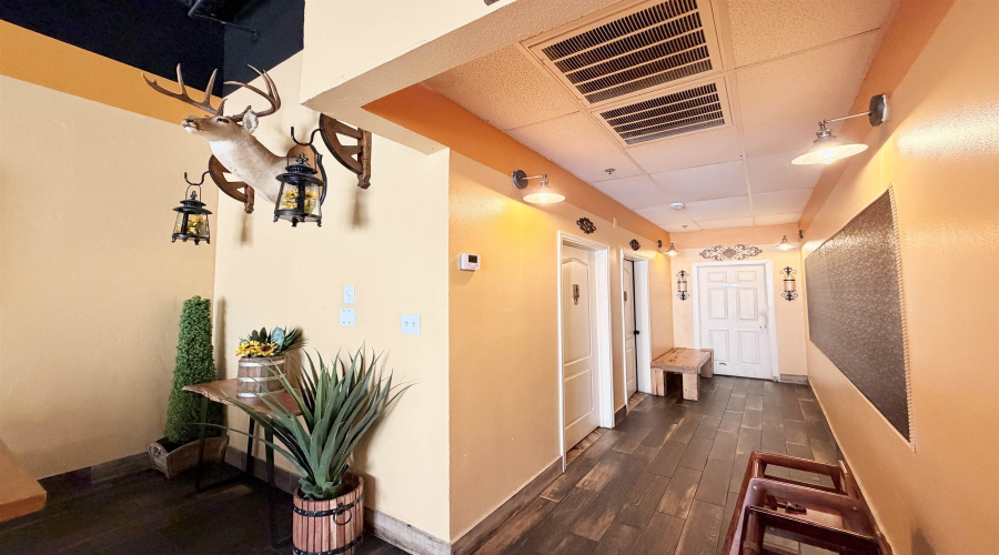 2402 Jacaman Rd, LAREDO, Texas 78041, 6 Rooms Rooms,1 BathroomBathrooms,Commercial retail/office,For Rent,2402 Jacaman Rd,20263076