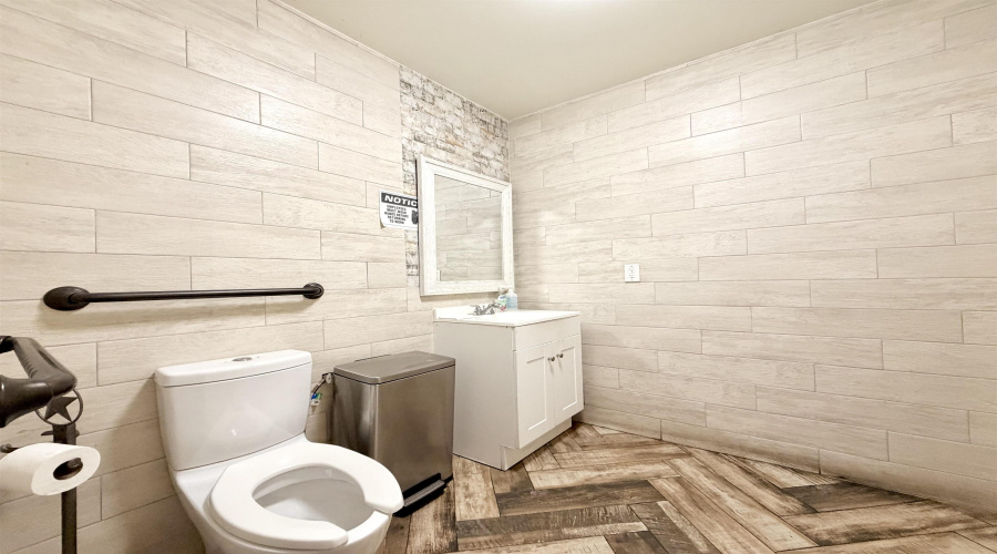 2402 Jacaman Rd, LAREDO, Texas 78041, 6 Rooms Rooms,1 BathroomBathrooms,Commercial retail/office,For Rent,2402 Jacaman Rd,20263076