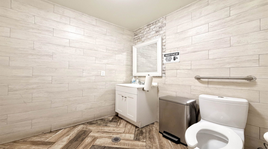 2402 Jacaman Rd, LAREDO, Texas 78041, 6 Rooms Rooms,1 BathroomBathrooms,Commercial retail/office,For Rent,2402 Jacaman Rd,20263076