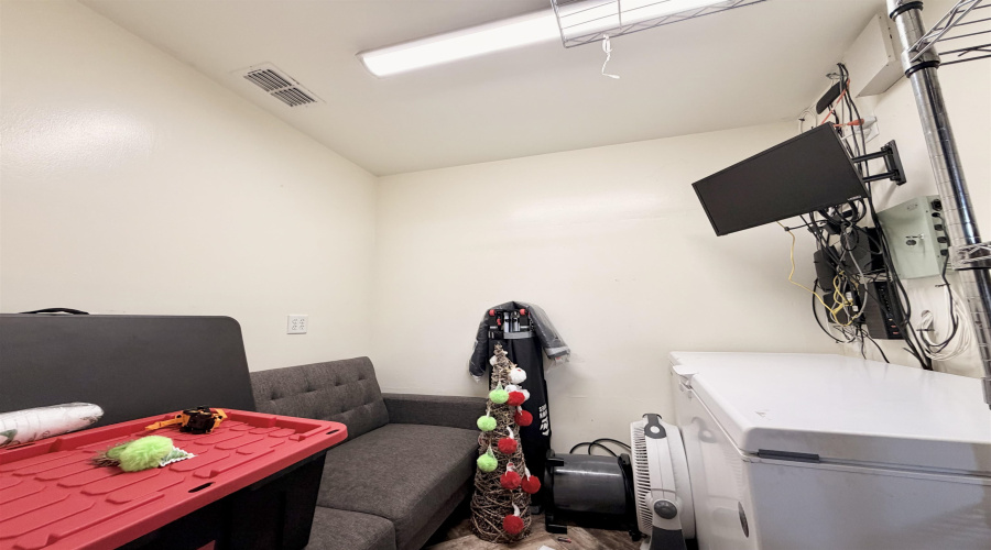 2402 Jacaman Rd, LAREDO, Texas 78041, 6 Rooms Rooms,1 BathroomBathrooms,Commercial retail/office,For Rent,2402 Jacaman Rd,20263076