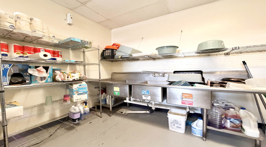 2402 Jacaman Rd, LAREDO, Texas 78041, 6 Rooms Rooms,1 BathroomBathrooms,Commercial retail/office,For Rent,2402 Jacaman Rd,20263076