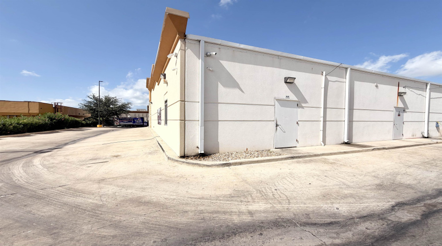 2402 Jacaman Rd, LAREDO, Texas 78041, 6 Rooms Rooms,1 BathroomBathrooms,Commercial retail/office,For Rent,2402 Jacaman Rd,20263076