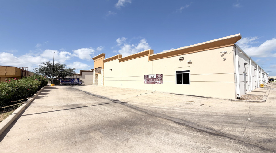2402 Jacaman Rd, LAREDO, Texas 78041, 6 Rooms Rooms,1 BathroomBathrooms,Commercial retail/office,For Rent,2402 Jacaman Rd,20263076