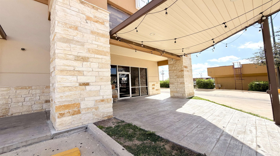 2402 Jacaman Rd, LAREDO, Texas 78041, 6 Rooms Rooms,1 BathroomBathrooms,Commercial retail/office,For Rent,2402 Jacaman Rd,20263076