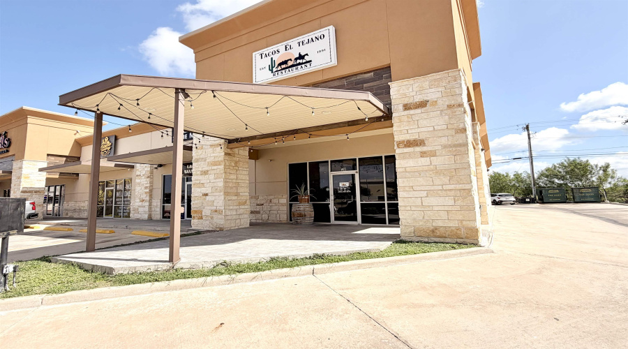 2402 Jacaman Rd, LAREDO, Texas 78041, 6 Rooms Rooms,1 BathroomBathrooms,Commercial retail/office,For Rent,2402 Jacaman Rd,20263076
