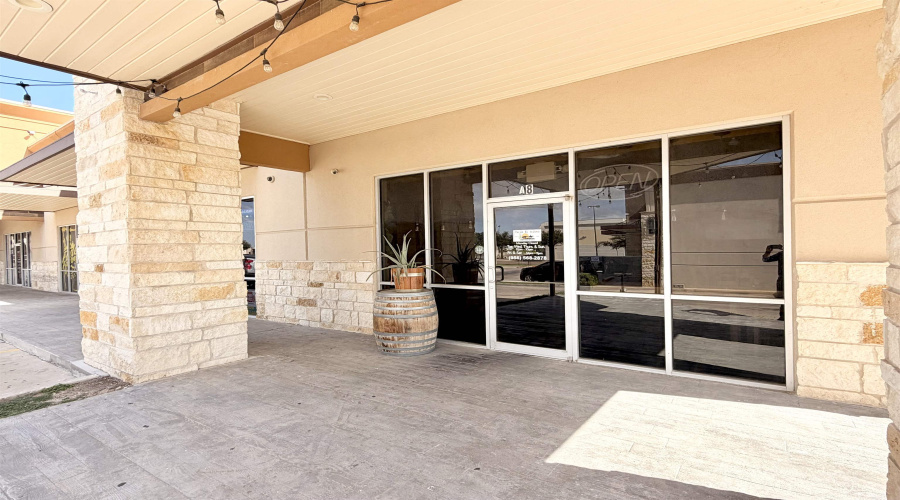 2402 Jacaman Rd, LAREDO, Texas 78041, 6 Rooms Rooms,1 BathroomBathrooms,Commercial retail/office,For Rent,2402 Jacaman Rd,20263076