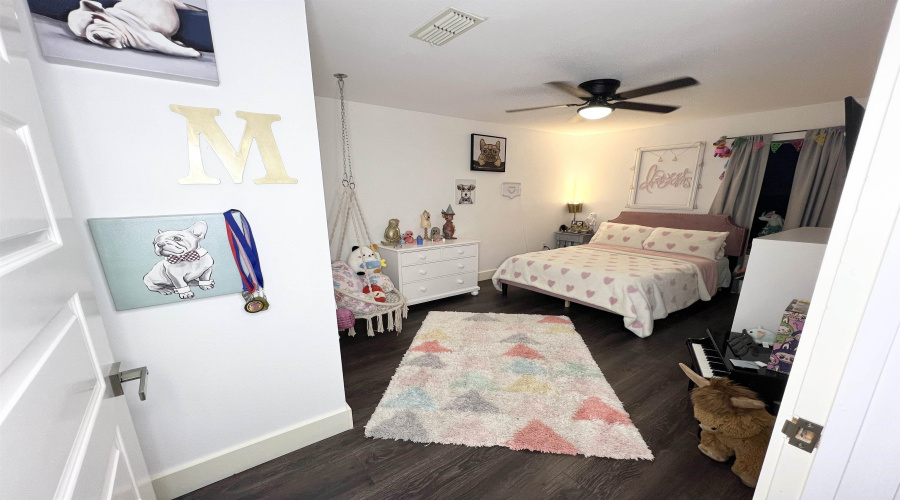 402 St Thomas Dr, Laredo, Texas 78045-0000, 4 Bedrooms Bedrooms, 10 Rooms Rooms,4 BathroomsBathrooms,Residential,For Sale,402 St Thomas Dr,20263077