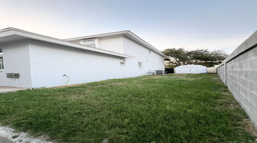 402 St Thomas Dr, Laredo, Texas 78045-0000, 4 Bedrooms Bedrooms, 10 Rooms Rooms,4 BathroomsBathrooms,Residential,For Sale,402 St Thomas Dr,20263077