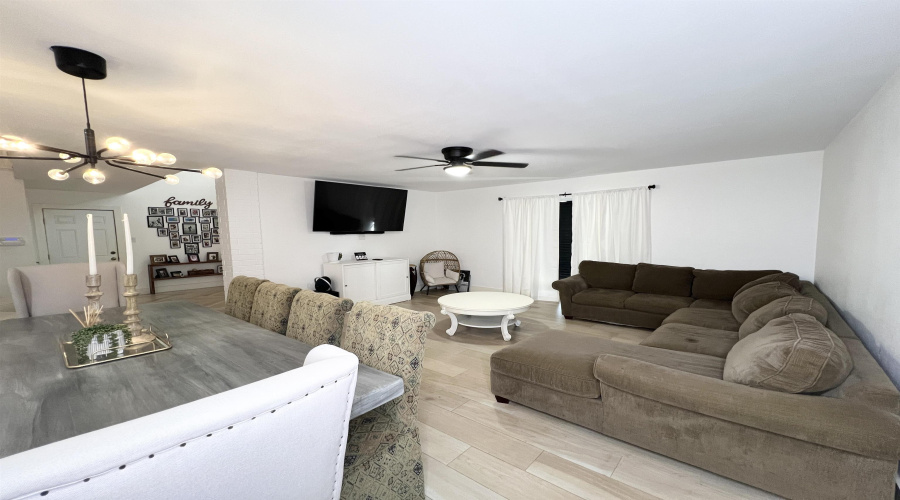 402 St Thomas Dr, Laredo, Texas 78045-0000, 4 Bedrooms Bedrooms, 10 Rooms Rooms,4 BathroomsBathrooms,Residential,For Sale,402 St Thomas Dr,20263077