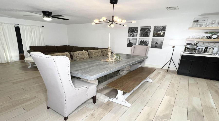 402 St Thomas Dr, Laredo, Texas 78045-0000, 4 Bedrooms Bedrooms, 10 Rooms Rooms,4 BathroomsBathrooms,Residential,For Sale,402 St Thomas Dr,20263077
