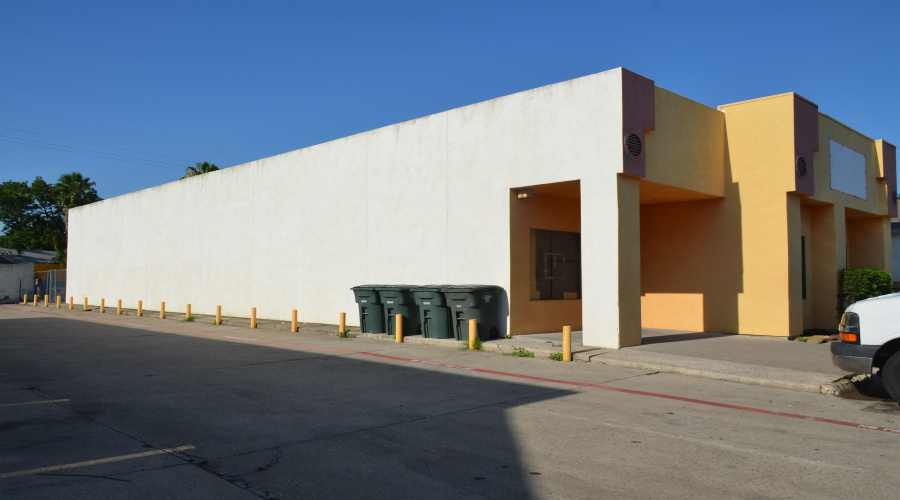 220 W Hillside Rd, Laredo, Texas 78041-6903, 1 Room Rooms,3 BathroomsBathrooms,Commercial retail/office,For Sale,220 W Hillside Rd,20263080