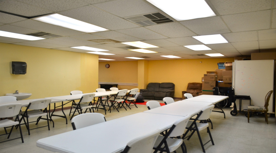 220 W Hillside Rd, Laredo, Texas 78041-6903, 1 Room Rooms,3 BathroomsBathrooms,Commercial retail/office,For Sale,220 W Hillside Rd,20263080