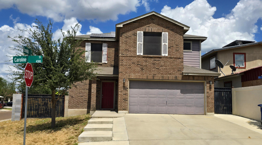 4301 Caroline St, Laredo, Texas 78046, 4 Bedrooms Bedrooms, 6 Rooms Rooms,2 BathroomsBathrooms,Residential,For Sale,4301 Caroline St,20263108
