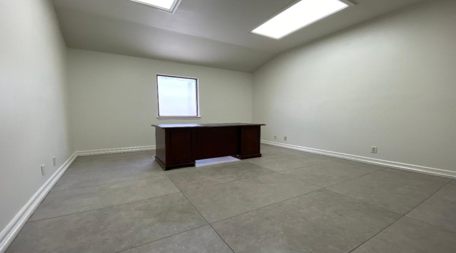1102 Scott St, LAREDO, Texas 78040, 6 Rooms Rooms,4 BathroomsBathrooms,Commercial retail/office,For Rent,1102 Scott St,20263114