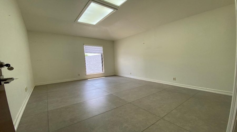 1102 Scott St, LAREDO, Texas 78040, 6 Rooms Rooms,4 BathroomsBathrooms,Commercial retail/office,For Rent,1102 Scott St,20263116