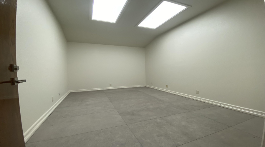 1102 Scott St, LAREDO, Texas 78040, 6 Rooms Rooms,4 BathroomsBathrooms,Commercial retail/office,For Rent,1102 Scott St,20263117