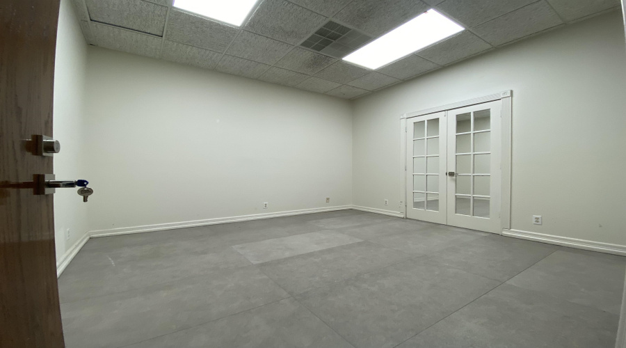 1102 Scott St, LAREDO, Texas 78040, 6 Rooms Rooms,4 BathroomsBathrooms,Commercial retail/office,For Rent,1102 Scott St,20263119