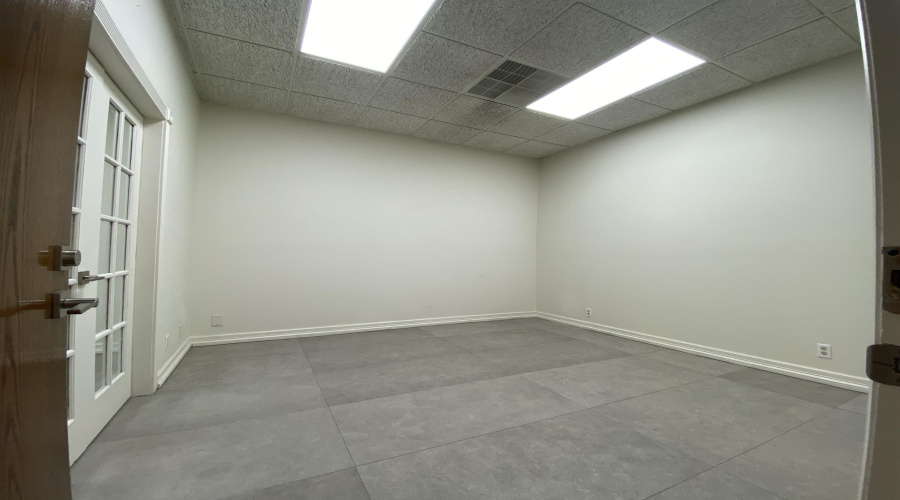 1102 Scott St, LAREDO, Texas 78040, 6 Rooms Rooms,4 BathroomsBathrooms,Commercial retail/office,For Rent,1102 Scott St,20263121