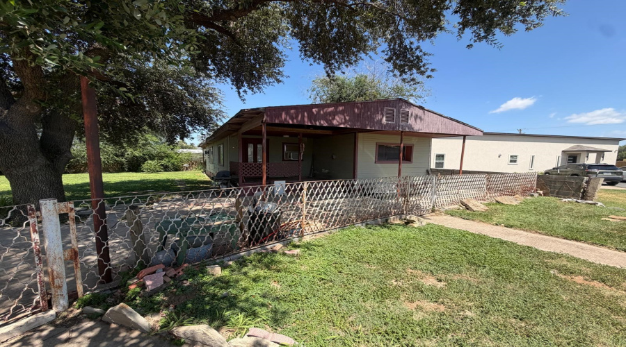 207 Devon W Pl, Laredo, Texas 78045, 3 Bedrooms Bedrooms, 6 Rooms Rooms,2 BathroomsBathrooms,Residential,For Sale,207 Devon W Pl,20263153