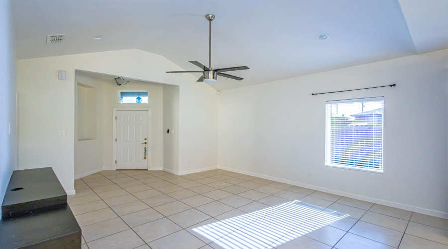 5720 St Charles Lp, Laredo, Texas 78046, 3 Bedrooms Bedrooms, 5 Rooms Rooms,2 BathroomsBathrooms,Residential,For Sale,5720 St Charles Lp,20263157