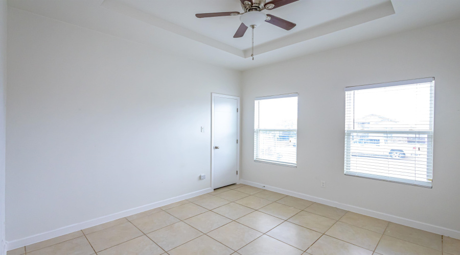 5720 St Charles Lp, Laredo, Texas 78046, 3 Bedrooms Bedrooms, 5 Rooms Rooms,2 BathroomsBathrooms,Residential,For Sale,5720 St Charles Lp,20263157
