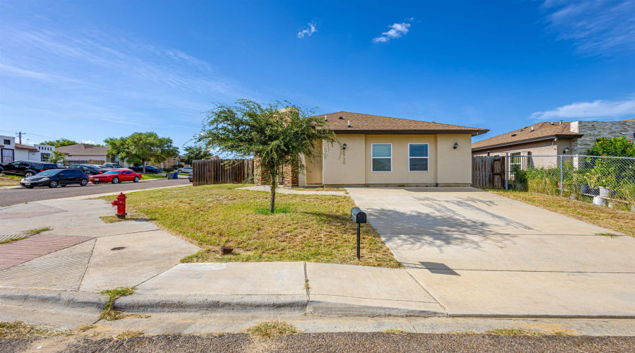 5720 St Charles Lp, Laredo, Texas 78046, 3 Bedrooms Bedrooms, 5 Rooms Rooms,2 BathroomsBathrooms,Residential,For Sale,5720 St Charles Lp,20263157