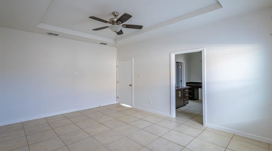 5720 St Charles Lp, Laredo, Texas 78046, 3 Bedrooms Bedrooms, 5 Rooms Rooms,2 BathroomsBathrooms,Residential,For Sale,5720 St Charles Lp,20263157