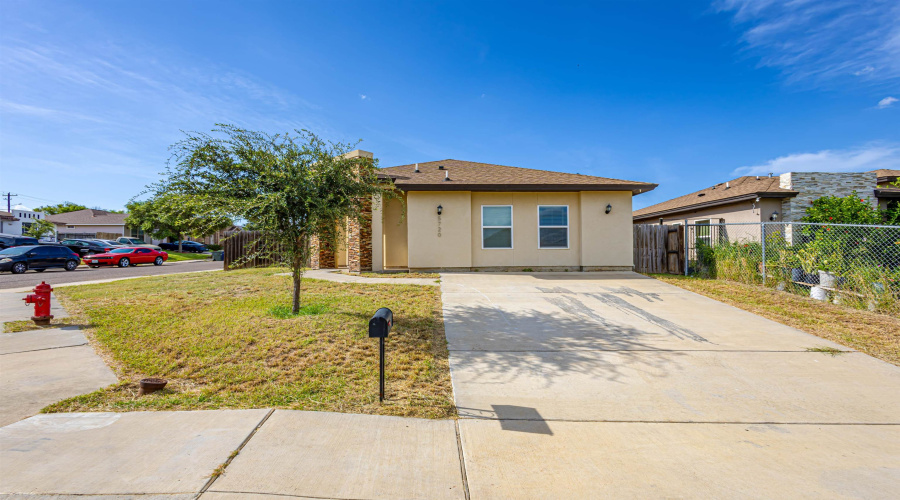 5720 St Charles Lp, Laredo, Texas 78046, 3 Bedrooms Bedrooms, 5 Rooms Rooms,2 BathroomsBathrooms,Residential,For Sale,5720 St Charles Lp,20263157