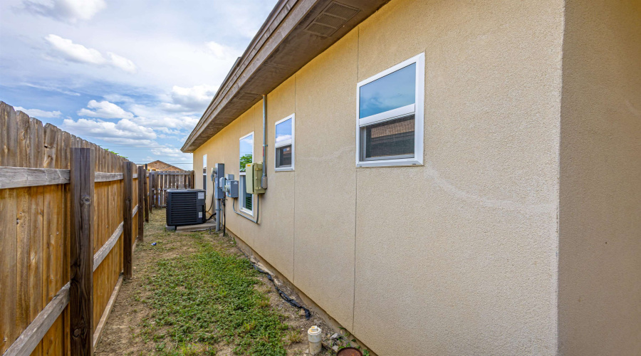 5720 St Charles Lp, Laredo, Texas 78046, 3 Bedrooms Bedrooms, 5 Rooms Rooms,2 BathroomsBathrooms,Residential,For Sale,5720 St Charles Lp,20263157