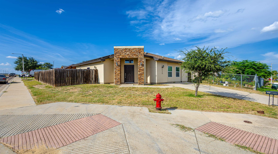 5720 St Charles Lp, Laredo, Texas 78046, 3 Bedrooms Bedrooms, 5 Rooms Rooms,2 BathroomsBathrooms,Residential,For Sale,5720 St Charles Lp,20263157