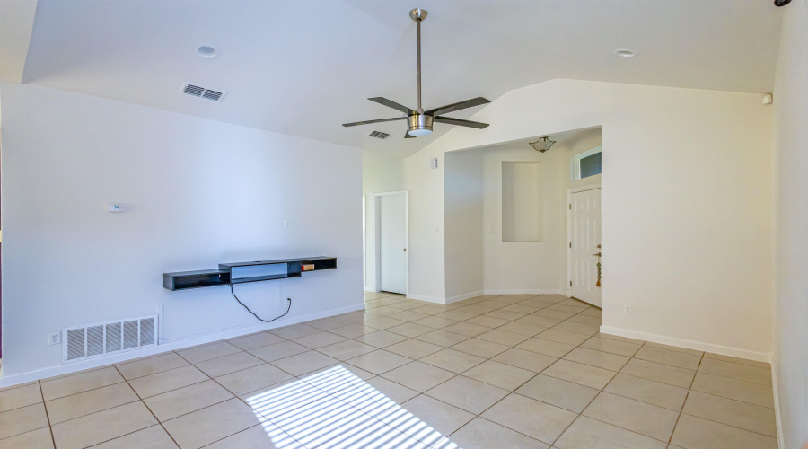 5720 St Charles Lp, Laredo, Texas 78046, 3 Bedrooms Bedrooms, 5 Rooms Rooms,2 BathroomsBathrooms,Residential,For Sale,5720 St Charles Lp,20263157