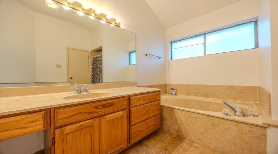 1425 Longhorn Dr, Laredo, Texas 78045, 3 Bedrooms Bedrooms, 5 Rooms Rooms,2 BathroomsBathrooms,Residential,For Rent,1425 Longhorn Dr,20263162