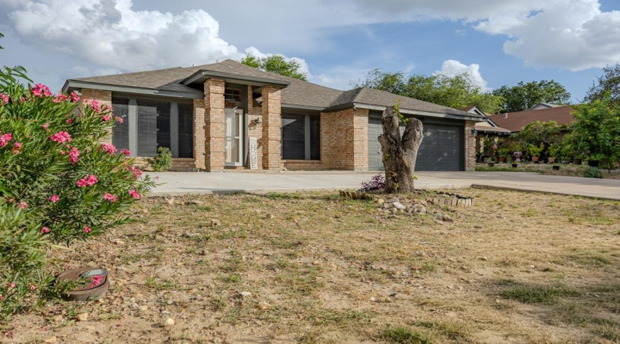 1425 Longhorn Dr, Laredo, Texas 78045, 3 Bedrooms Bedrooms, 5 Rooms Rooms,2 BathroomsBathrooms,Residential,For Rent,1425 Longhorn Dr,20263162