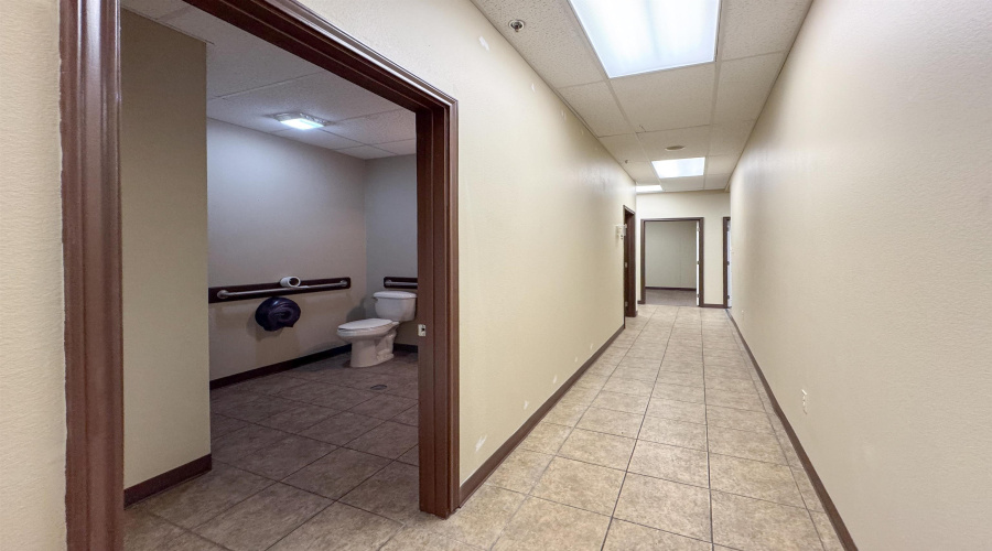 1701 Jacaman Rd, Laredo, Texas 78041, 6 Rooms Rooms,2 BathroomsBathrooms,Commercial retail/office,For Rent,1701 Jacaman Rd,20263175