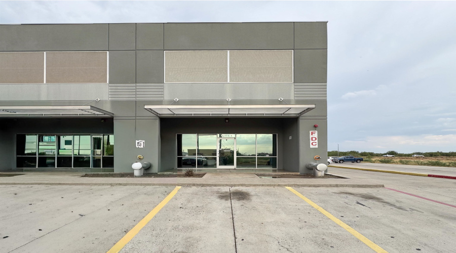 1701 Jacaman Rd, Laredo, Texas 78041, 6 Rooms Rooms,2 BathroomsBathrooms,Commercial retail/office,For Rent,1701 Jacaman Rd,20263175