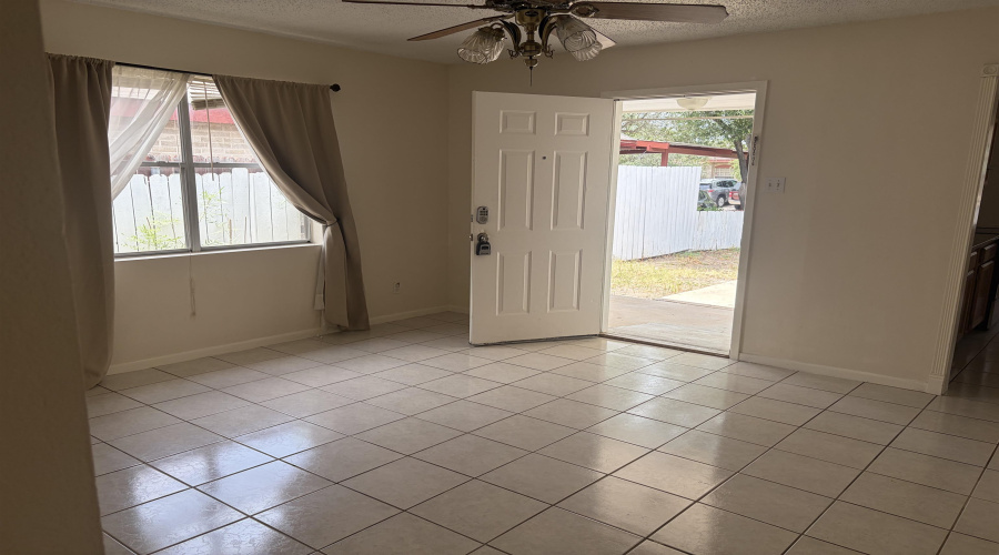 6018 Colt Dr, Laredo, Texas 78043, 3 Bedrooms Bedrooms, 6 Rooms Rooms,2 BathroomsBathrooms,Residential,For Sale,6018 Colt Dr,20263181