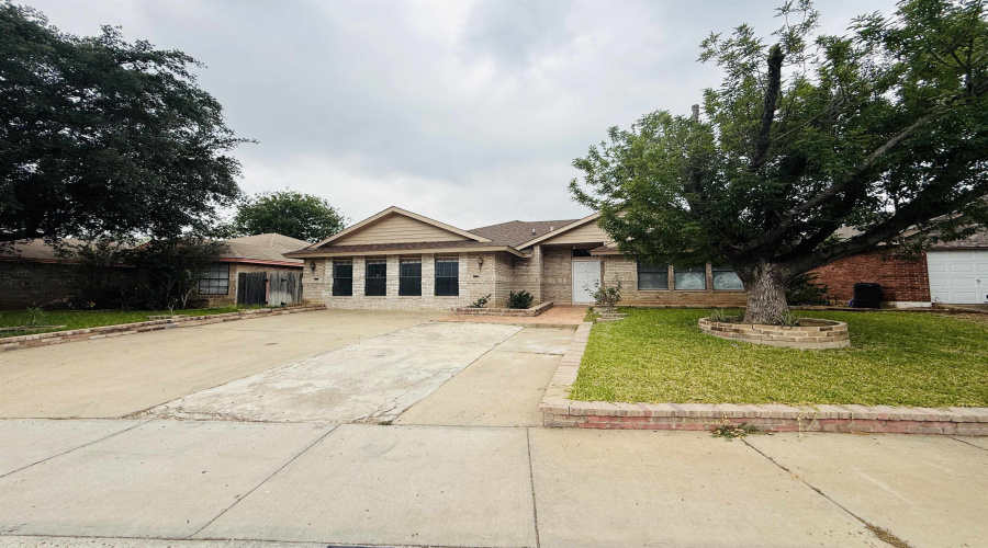 1214 St Patrick Dr, Laredo, Texas 78045-2409, 4 Bedrooms Bedrooms, 6 Rooms Rooms,2 BathroomsBathrooms,Residential,For Rent,1214 St Patrick Dr,20263184
