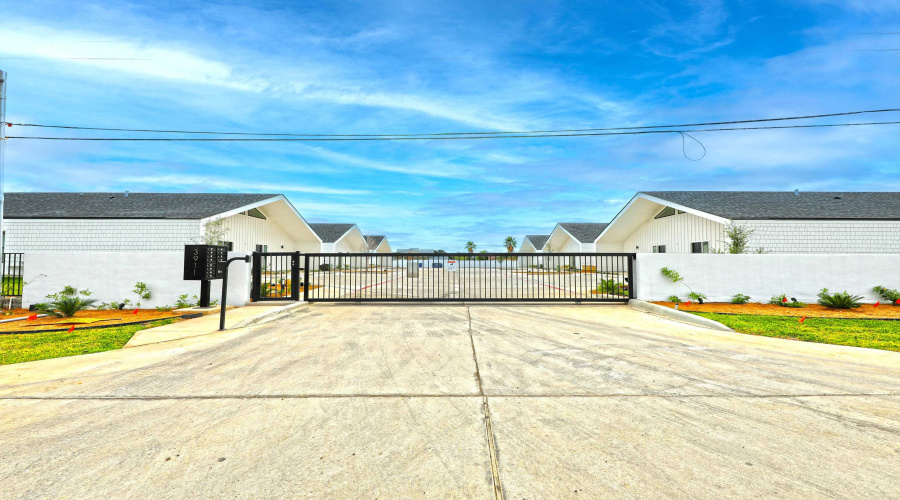 3911 Casa Blanca Lake Rd, Laredo, Texas 78041, 3 Bedrooms Bedrooms, 5 Rooms Rooms,2 BathroomsBathrooms,Residential,For Rent,3911 Casa Blanca Lake Rd,20263189