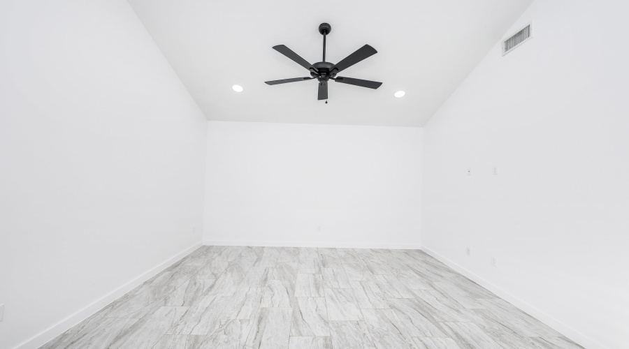3911 Casa Blanca Lake Rd, Laredo, Texas 78041, 3 Bedrooms Bedrooms, 5 Rooms Rooms,2 BathroomsBathrooms,Residential,For Rent,3911 Casa Blanca Lake Rd,20263189