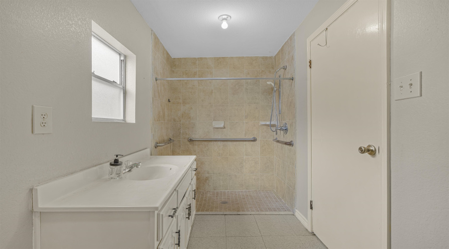 2103 Bismark St, Laredo, Texas 78043, 4 Bedrooms Bedrooms, 5 Rooms Rooms,2 BathroomsBathrooms,Residential,For Sale,2103 Bismark St,20263190