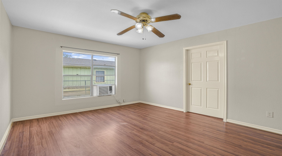 2103 Bismark St, Laredo, Texas 78043, 4 Bedrooms Bedrooms, 5 Rooms Rooms,2 BathroomsBathrooms,Residential,For Sale,2103 Bismark St,20263190